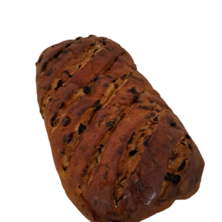 Bereid met roomboter, gevuld met krenten, rozijnen en amandelspijs.